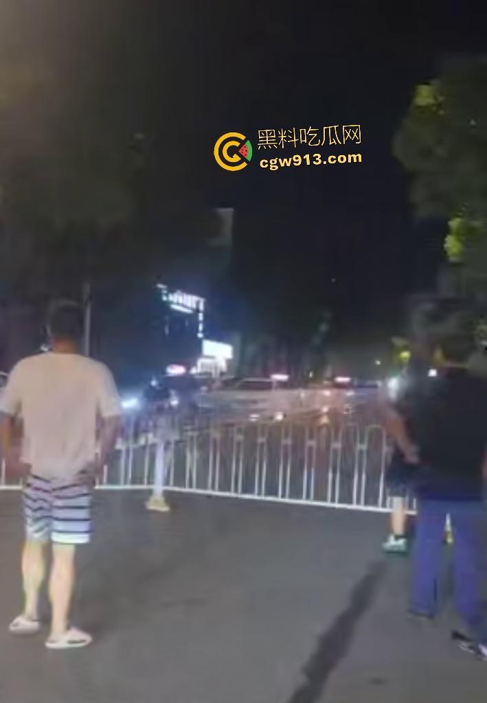 9月3日凌晨岳阳天伦国际，酒驾司机直接撞车逃逸，交警棍敲玻璃都没用，观众连忙说牛逼牛逼！-2