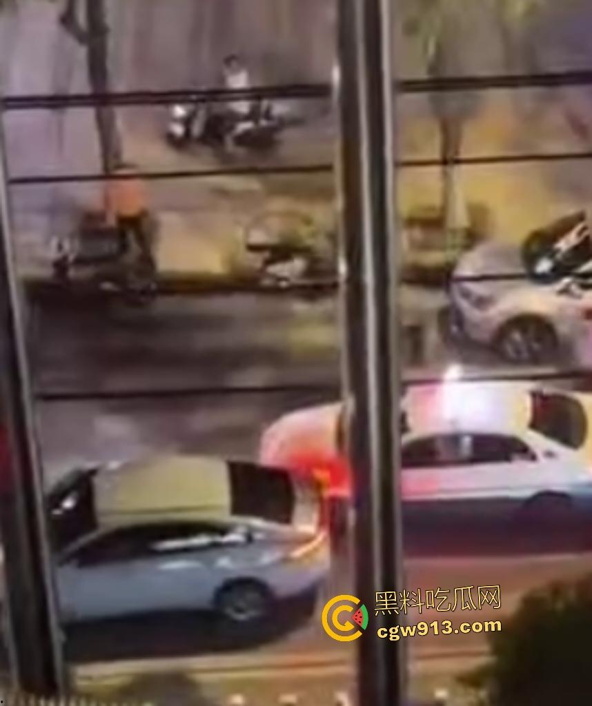 9月3日凌晨岳阳天伦国际，酒驾司机直接撞车逃逸，交警棍敲玻璃都没用，观众连忙说牛逼牛逼！-4