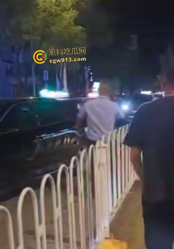 9月3日凌晨岳阳天伦国际，酒驾司机直接撞车逃逸，交警棍敲玻璃都没用，观众连忙说牛逼牛逼！-8