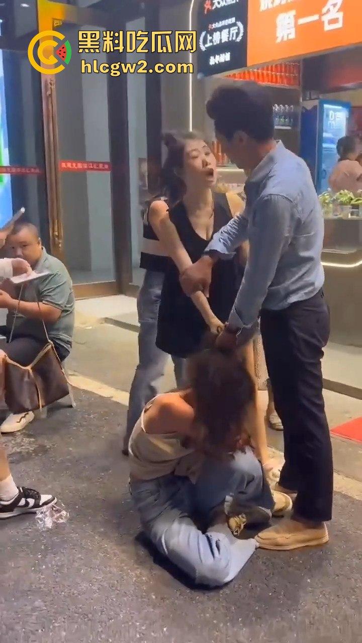 杭州街头正妻当众暴揍小三!揪住头发狂甩耳光 这场面真叫一个解气!-1