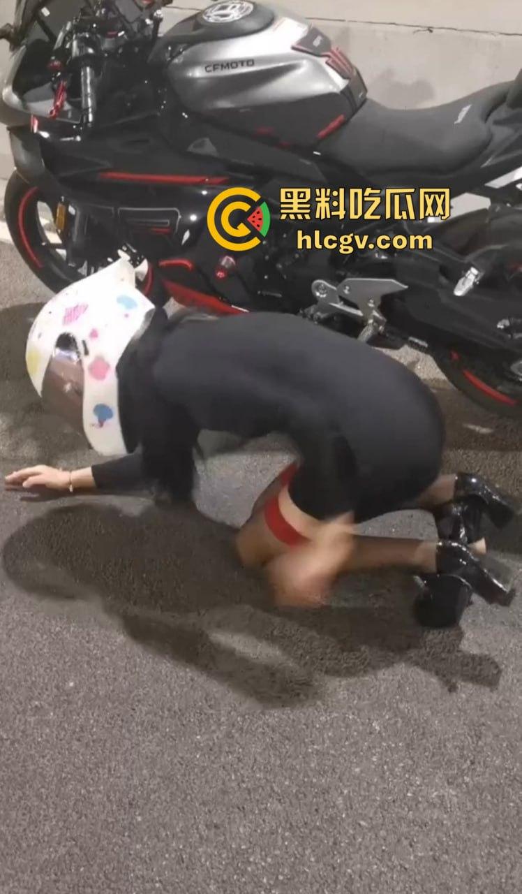 机车媛写真为流量拼命！杜卡迪一震白带外流，跪地当狗摆拍简直骚出新高度！-10