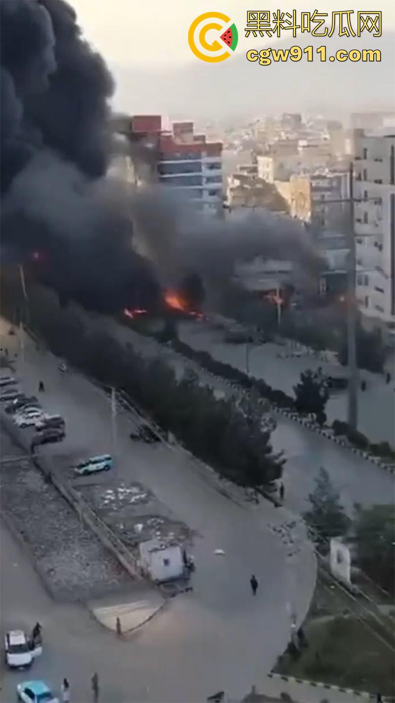 阿富汗首都喀布尔突发爆炸，现场浓烟滚滚，临时政府称系油罐车爆炸起火，居民表示当天至少发生3起爆炸！-5