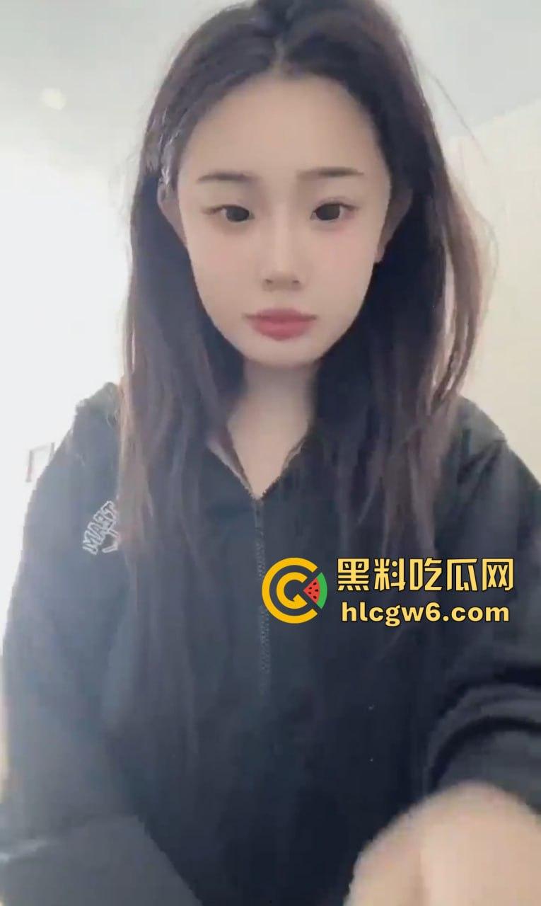 我勒个花腿便肉器？精神小妹自己玩逼玩到高潮，骚味大到猫都忍不住跑过来嗅，高潮骚味熏得猫发情！-1