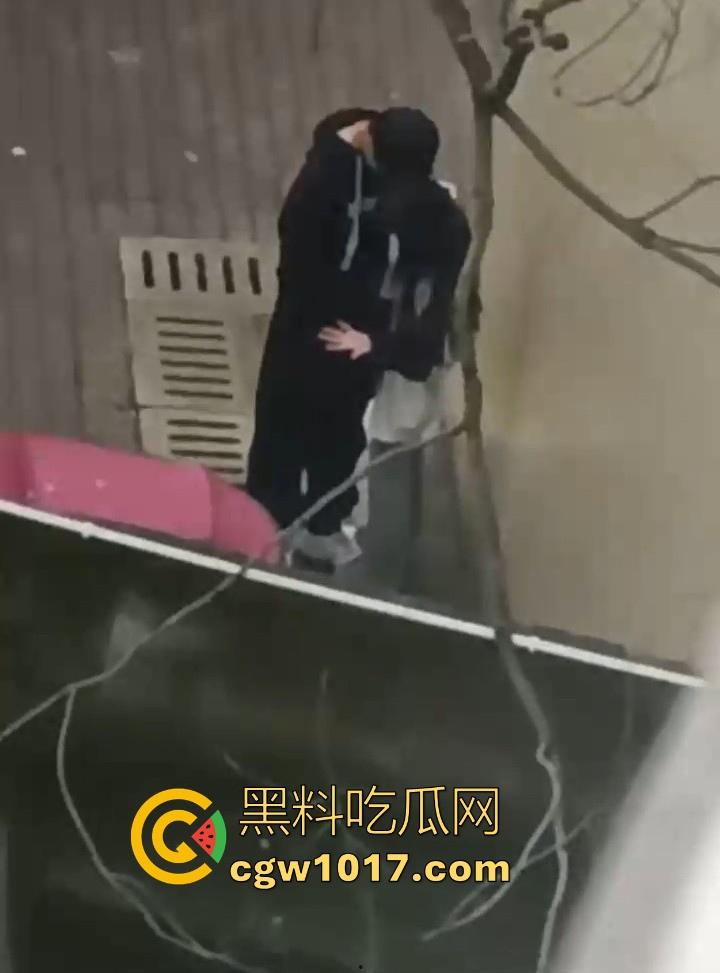 湖南师范大学宿舍角落小情侣偷情，我扣你的逼 你撸我的鸡，激情四射啊！熟悉的角落，熟悉的人，熟悉的动作！-8