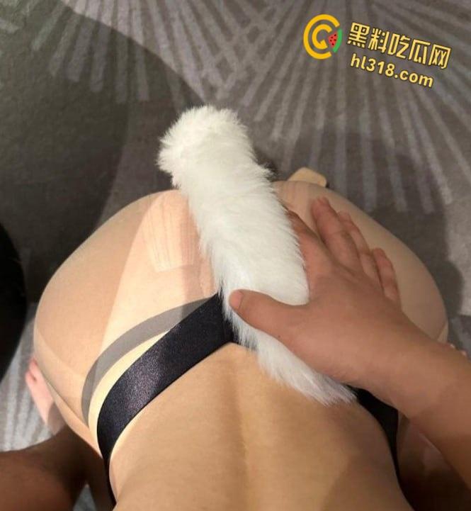 贵州桌游店嫩妹【郑洛芸】，穷人的女神富人的玩具，被富二代调教成母狗，狗趴鞭策舔脚随便玩 !-6