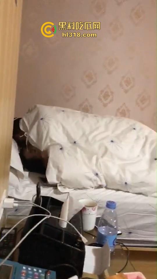 深夜兄弟怒干精神小妹,在旁的我只能眼巴巴的看着,同在一个屋檐下兄弟要不让我也操一下!-1