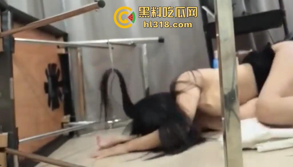 敏感少女逼上纹莲花,色都还没上呢淫水就直流了,避免你后续再喷影响操作,纹身师直接用鸡吧先堵住先!-11