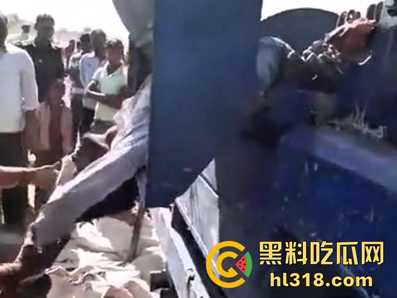 印度农场突发事故，男子偷闲抽烟时，遭同伴恶搞吓唬，竟意外卷入收割机，胸部以下被当场碾碎！-4