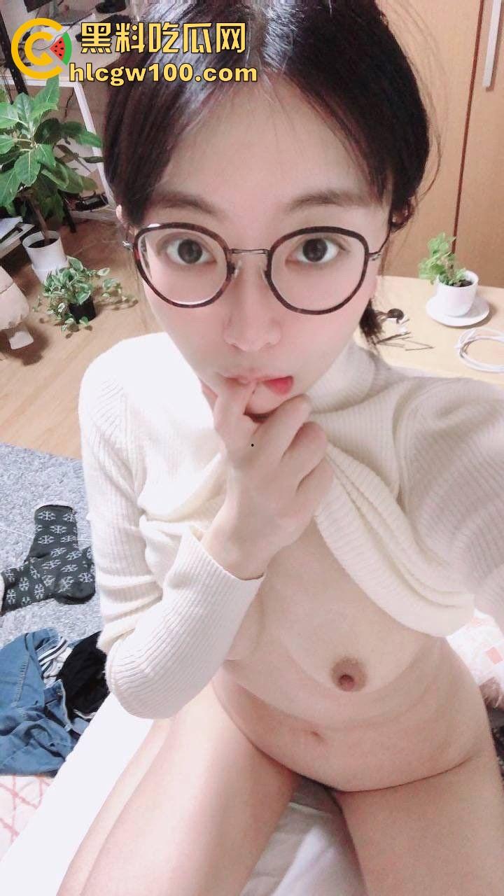 西安艺术职校【刘娜梦】被小哥拿下，1k买衣服撩到18岁嫩妹，粉嫩小穴带去日本玩，直接酒店包宿狂干！-9