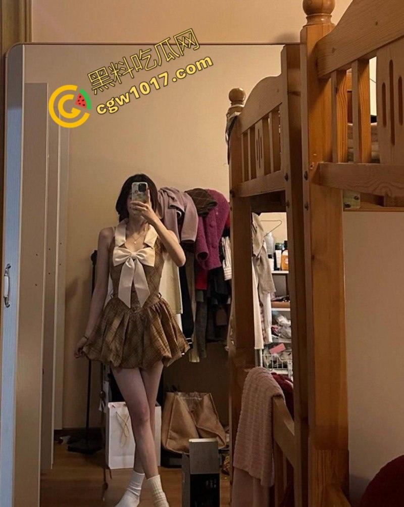 成都清纯学生妹【李丽霎】被黄毛调教爆操，内裤强行塞进小穴内，女上位乘骑画面无比风骚！-3