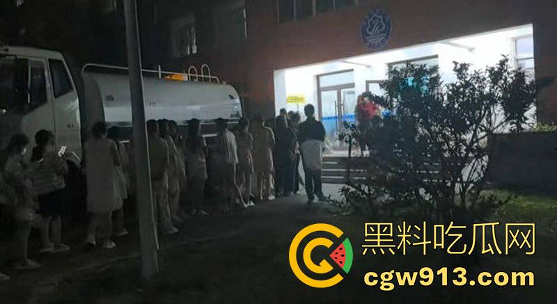 沈阳师范大学集体中毒?竟是感染诺如病毒,是有人投毒还是水箱太脏?中毒学生和老师已经全被抬走!-5
