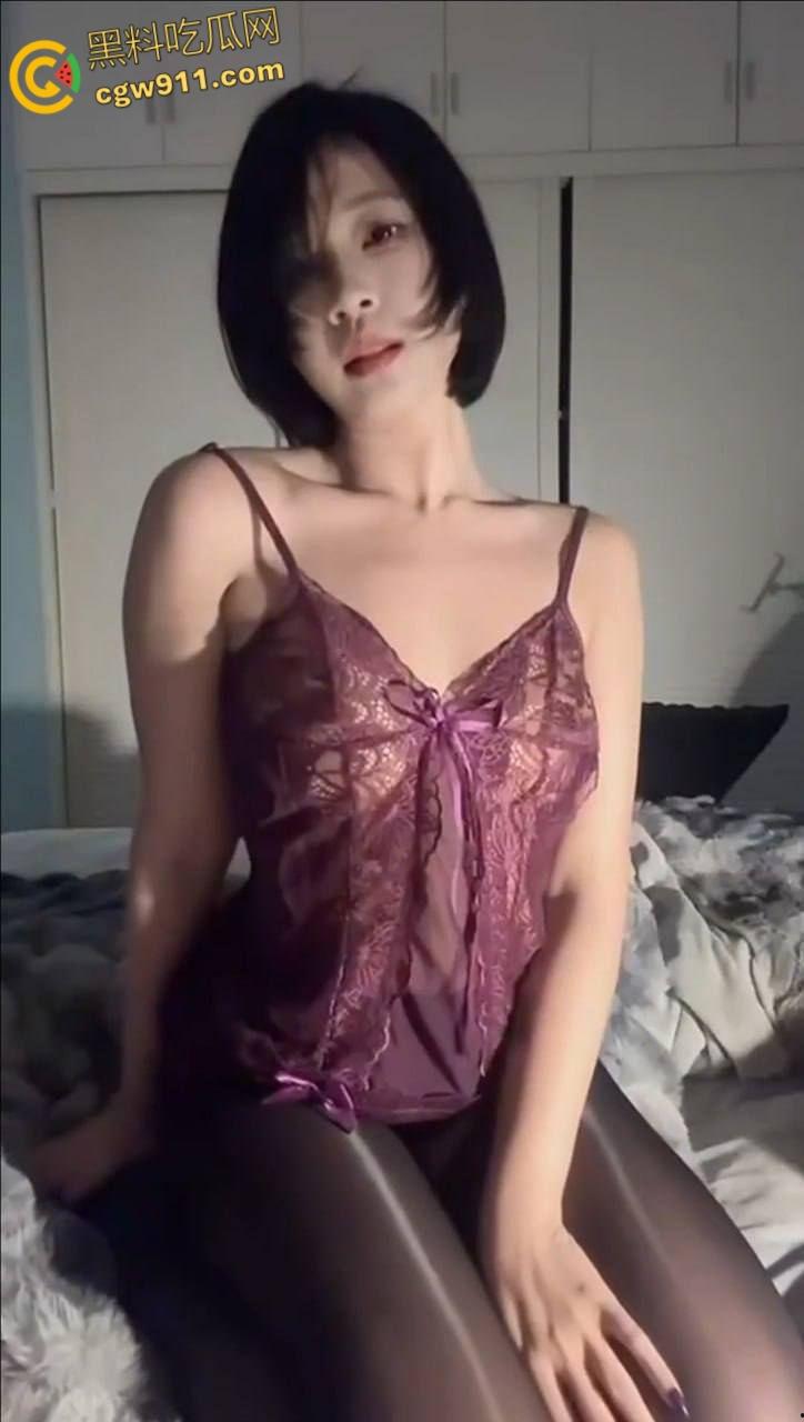 抖音百万粉丝网红【不吃洋葱】，大尺度掰逼自慰大秀，妈妈级巨乳美女抖臀插穴，真是女神也会塌房！-3