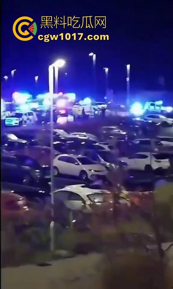 英国一火车发生持刀行凶事件！有多人被送往医院治疗，已有两人被警方逮捕，现场围满了警察像拍电影一样！-6