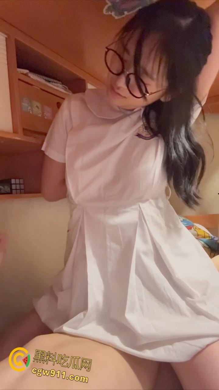 香港清纯学生妹【朱双双】，户外露脸口交，白袜校服跪舔男友大屌，内裤挂在腿上被抬腿后入，还颜射一脸 ！-8