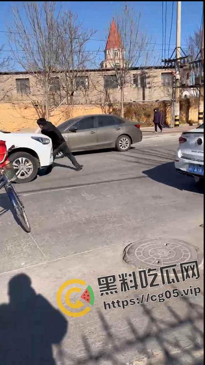 秦皇岛昌黎县妻子因忍受不了家庭暴力 开车碾压大自己20岁丈夫后离去 现场画面曝光-5