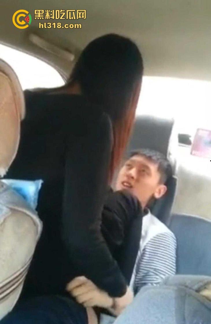 年轻小伙与女友后座骑乘,脱裤子就是干,前座好兄弟边开车边录,年轻人真会玩!-5