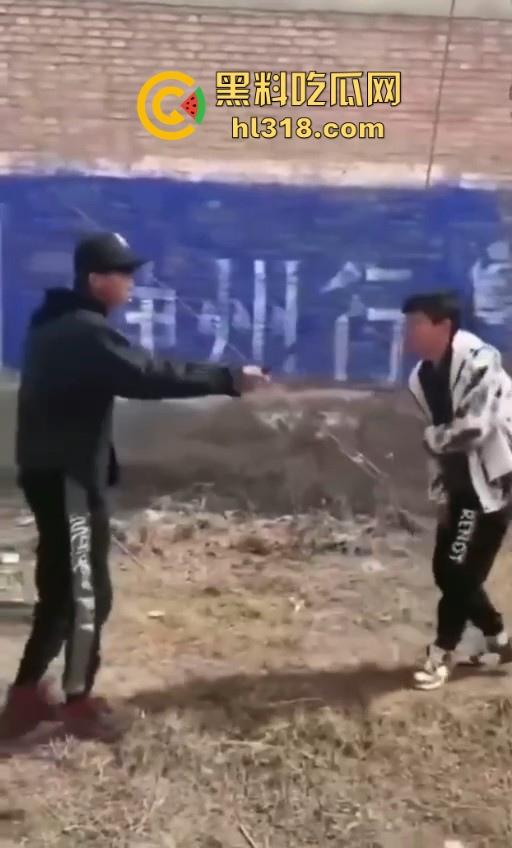 少数民族小学生打架群殴现场曝光,年轻少年手持铁棍殴打,拳打脚踢围追堵截,欺负小朋友啊 ?-4