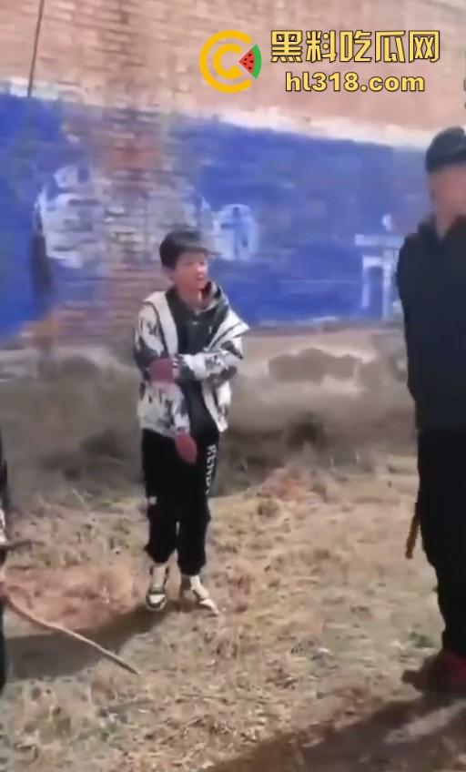 少数民族小学生打架群殴现场曝光,年轻少年手持铁棍殴打,拳打脚踢围追堵截,欺负小朋友啊 ?-5