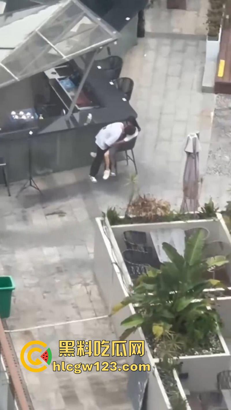 杭州情侣当众扣逼，趁私下无人激情玩穴，女孩面红耳赤未拒绝，结果却被高层瓜友偷拍曝光！-4