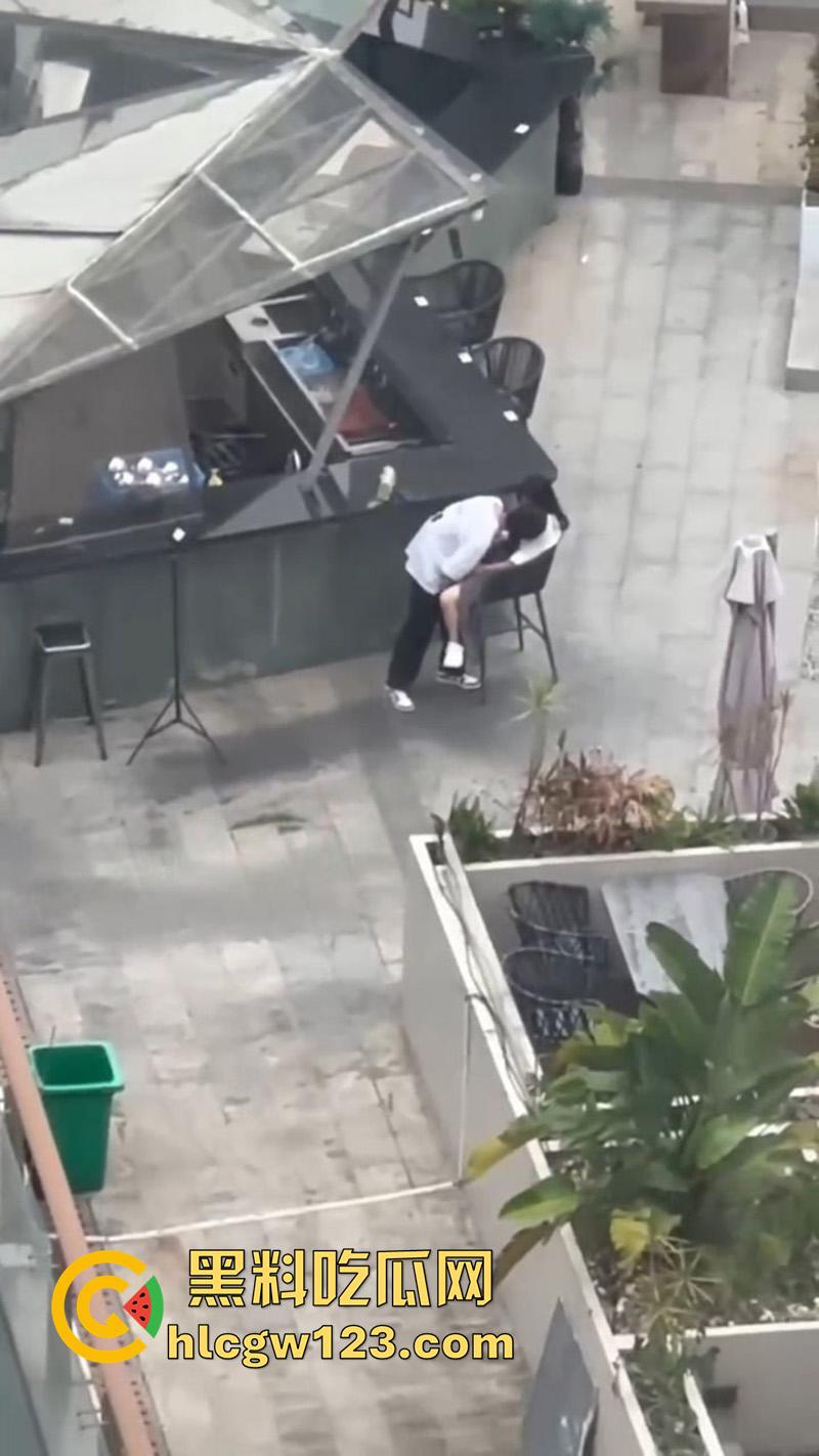 杭州情侣当众扣逼，趁私下无人激情玩穴，女孩面红耳赤未拒绝，结果却被高层瓜友偷拍曝光！-5