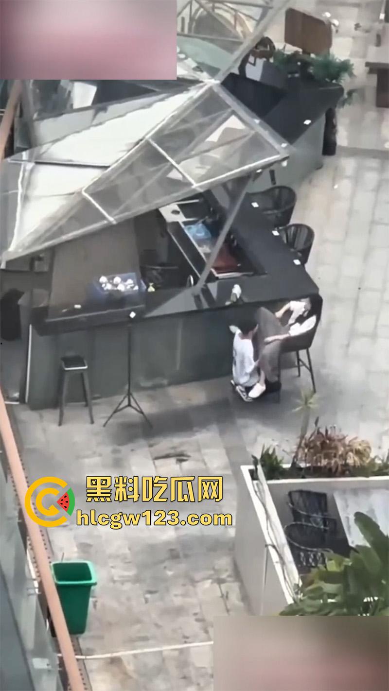 杭州情侣当众扣逼，趁私下无人激情玩穴，女孩面红耳赤未拒绝，结果却被高层瓜友偷拍曝光！-6