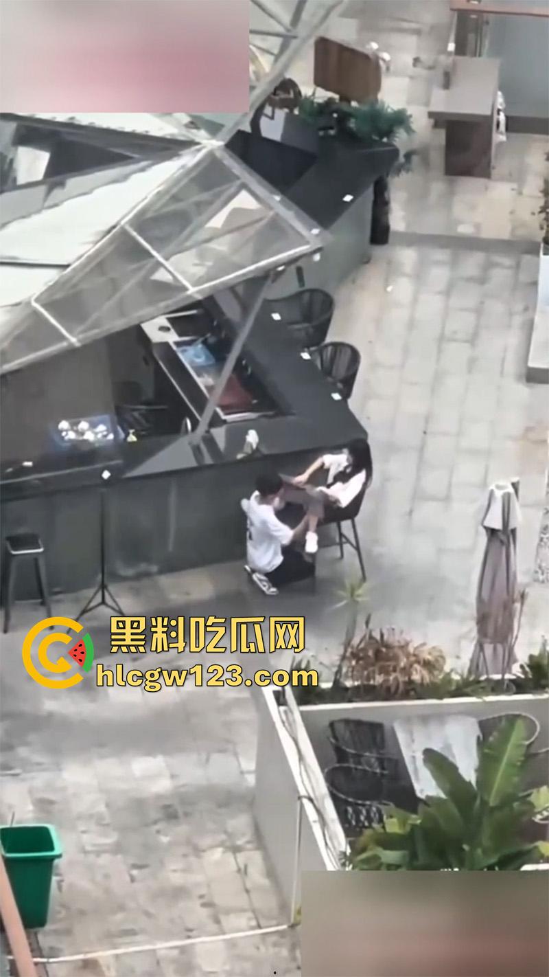 杭州情侣当众扣逼，趁私下无人激情玩穴，女孩面红耳赤未拒绝，结果却被高层瓜友偷拍曝光！-7