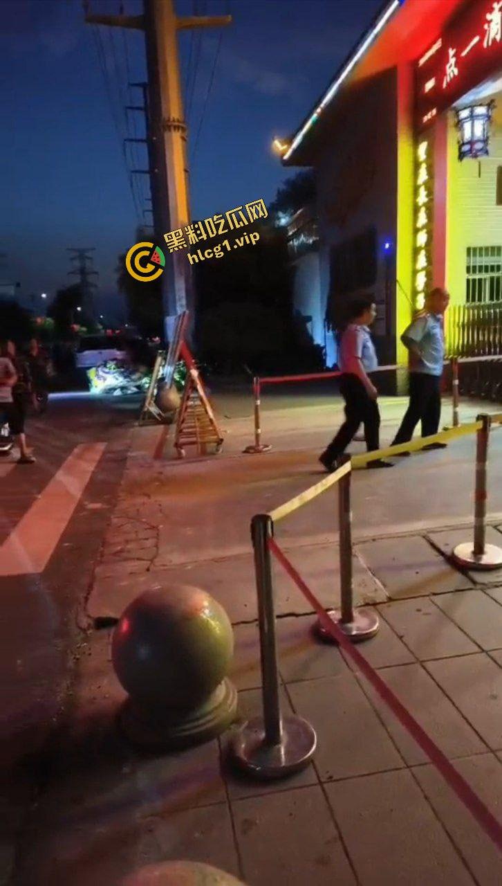 辉县市孟高中学 15岁女孩因军训意外去世 家长校门口拉横幅摆花圈!-13