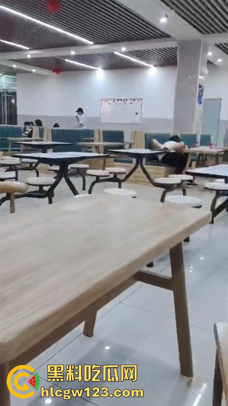 山西应用科技学院,学生妹趁男友回家,和男友室友食堂激情运动,玩的真大胆啊,真是骚没边了!-2