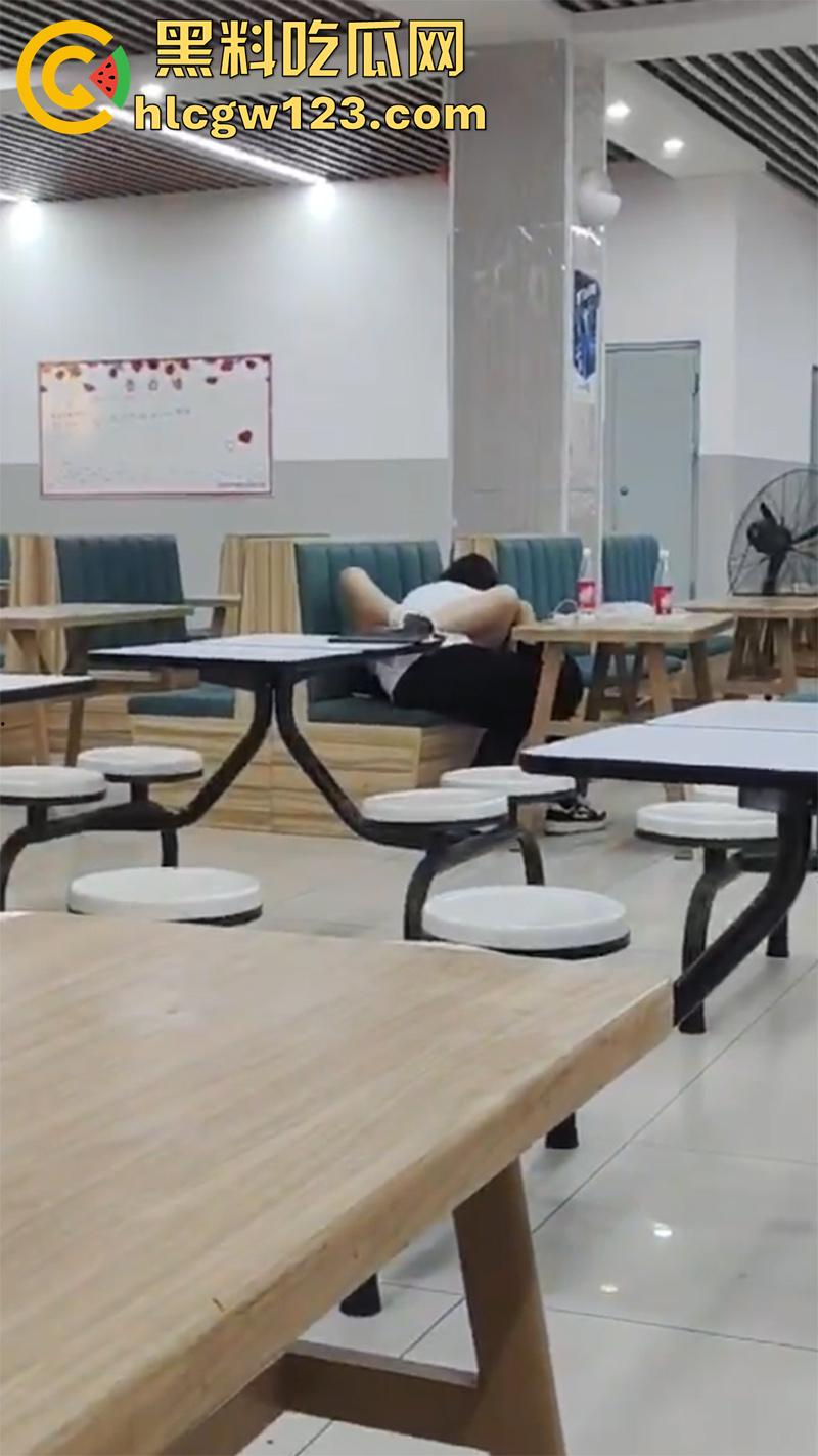 山西应用科技学院,学生妹趁男友回家,和男友室友食堂激情运动,玩的真大胆啊,真是骚没边了!-3