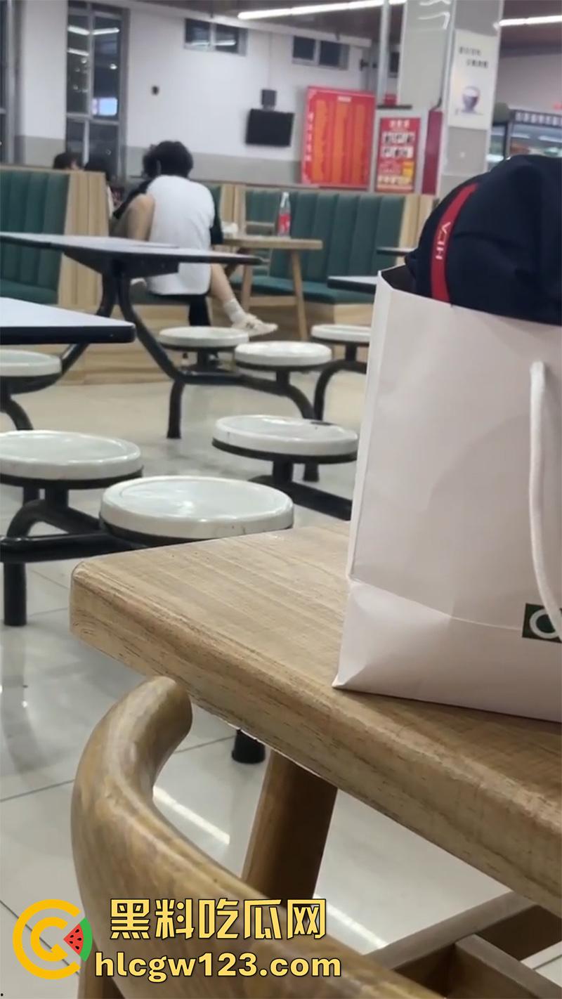 山西应用科技学院,学生妹趁男友回家,和男友室友食堂激情运动,玩的真大胆啊,真是骚没边了!-4