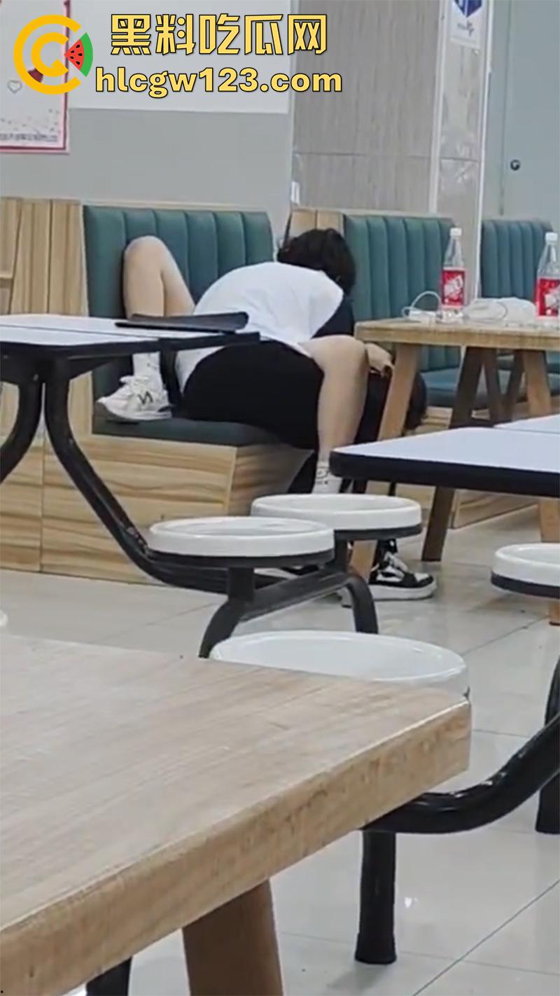 山西应用科技学院,学生妹趁男友回家,和男友室友食堂激情运动,玩的真大胆啊,真是骚没边了!-5