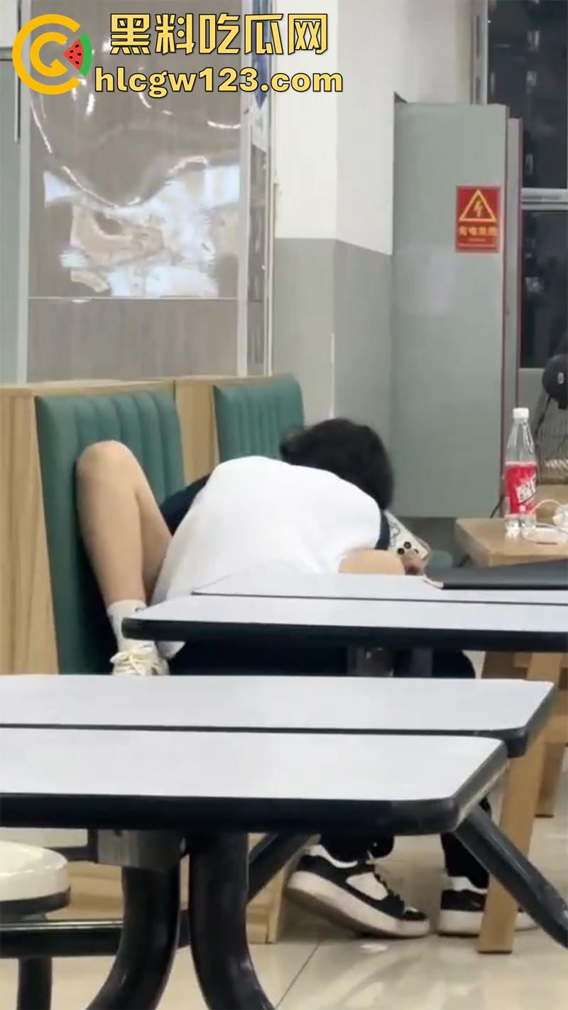 山西应用科技学院,学生妹趁男友回家,和男友室友食堂激情运动,玩的真大胆啊,真是骚没边了!-6