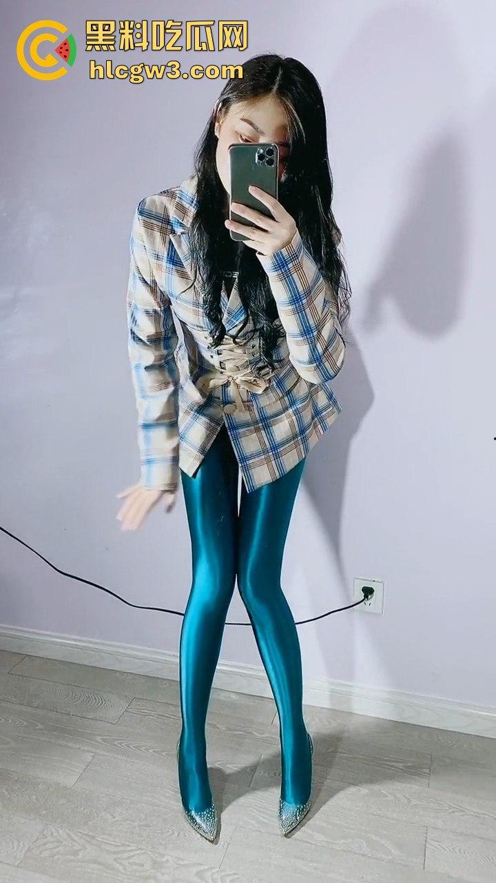 快手主播【尹美美哒】粉丝福利翻车！群内黄瓜插骚逼秀，直播间现场刮毛让人看傻！-4