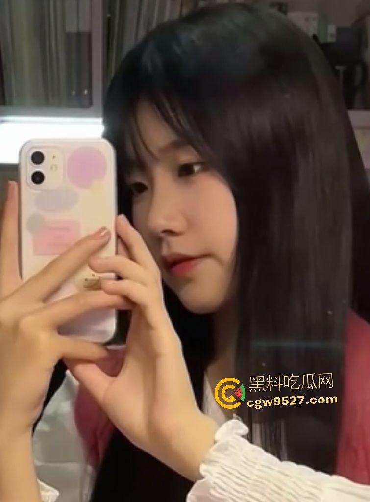 湖南花垣【杨静静】自拍喷水!刚毕业大学生被男友手插潮吹,骑乘鸡巴说是自己骑单车练的!-1