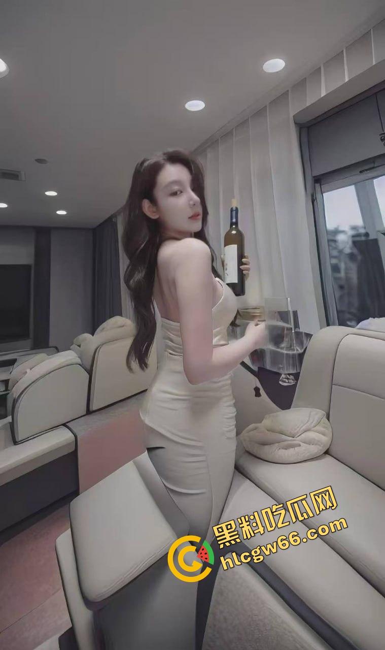 瓜友河南旅游顺路找了个伴游妹子,高铁还没到站就给口爆深喉,整节车厢都是她舔鸡巴的声音!-2