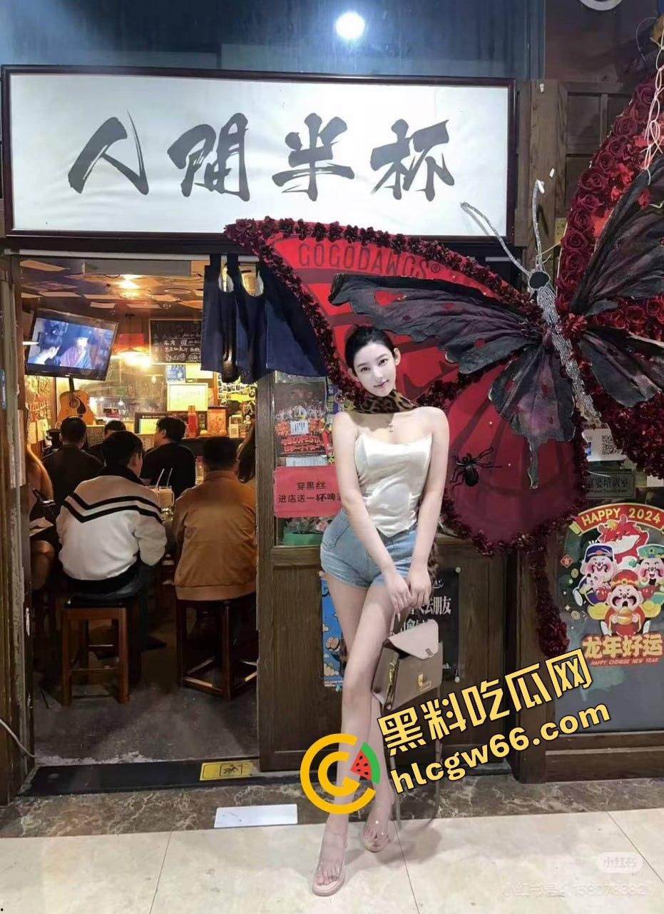 瓜友河南旅游顺路找了个伴游妹子,高铁还没到站就给口爆深喉,整节车厢都是她舔鸡巴的声音!-3