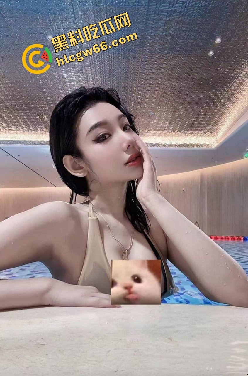 瓜友河南旅游顺路找了个伴游妹子,高铁还没到站就给口爆深喉,整节车厢都是她舔鸡巴的声音!-4