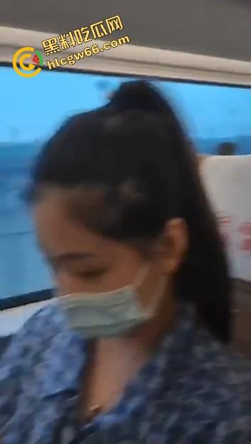 瓜友河南旅游顺路找了个伴游妹子,高铁还没到站就给口爆深喉,整节车厢都是她舔鸡巴的声音!-7