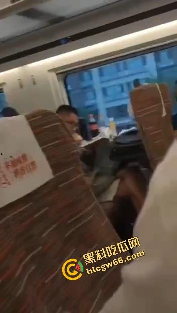 瓜友河南旅游顺路找了个伴游妹子,高铁还没到站就给口爆深喉,整节车厢都是她舔鸡巴的声音!-12