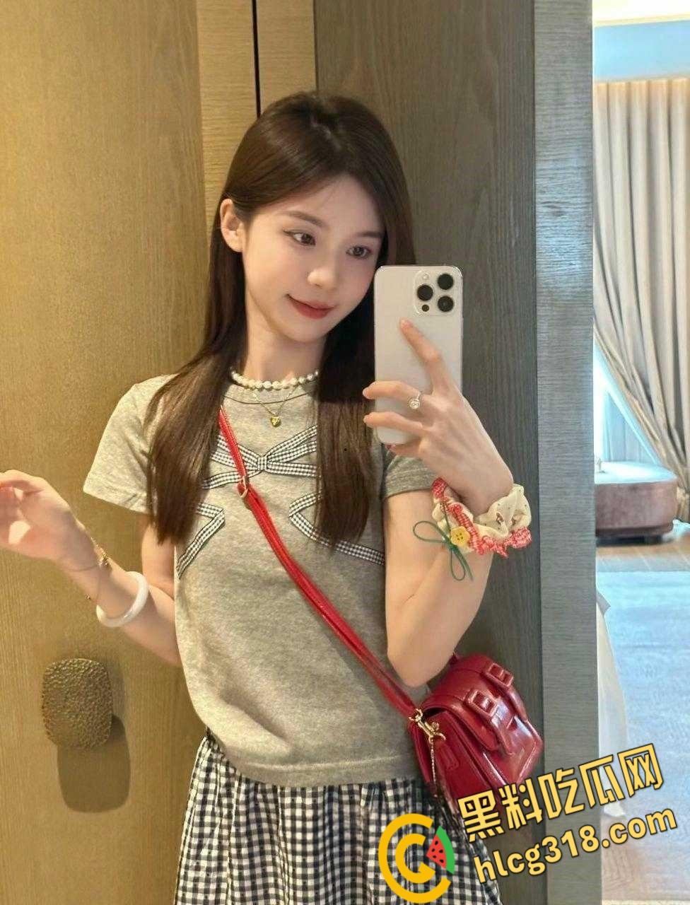 浙江大学清纯学妹【陈长蓉】,追了几天没想到还兼职外围,鲜花约会软磨硬泡白嫖,粉嫩小穴无套内射!-1