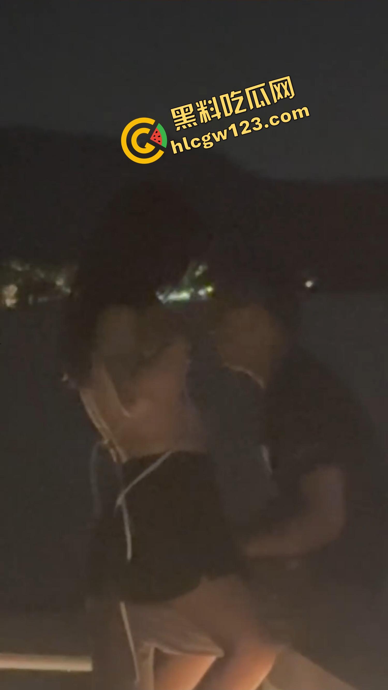 520武汉江边吊带一解开就吸奶,骚女当众喂奶开品,全程不遮羞,坐着就能当场操!-6