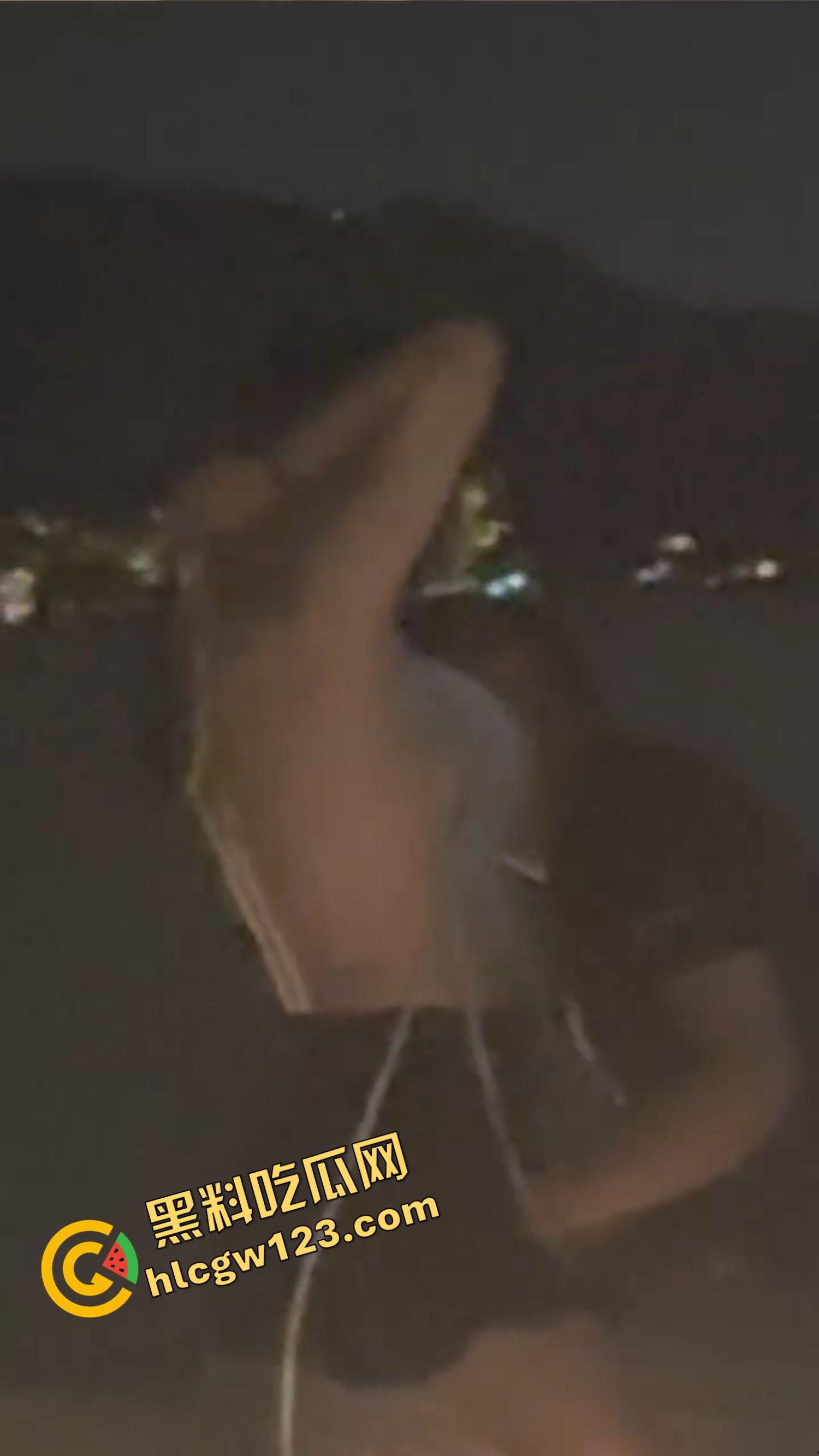 520武汉江边吊带一解开就吸奶,骚女当众喂奶开品,全程不遮羞,坐着就能当场操!-8