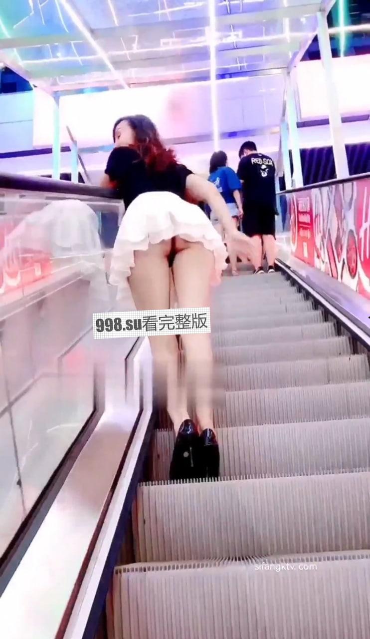 顶级天花板露脸美腿人妻疯狂式人前露出大街上公园商场餐厅路人看的一脸懵逼-6