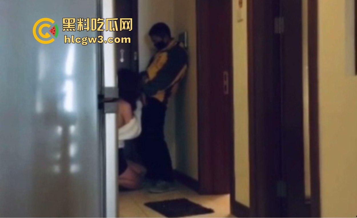 女主播点外卖不为吃饭只为约 饥渴骚逼勾引美团骑手大叔 威胁差评强行打桩 美团骑手宣传片年末升级？-6