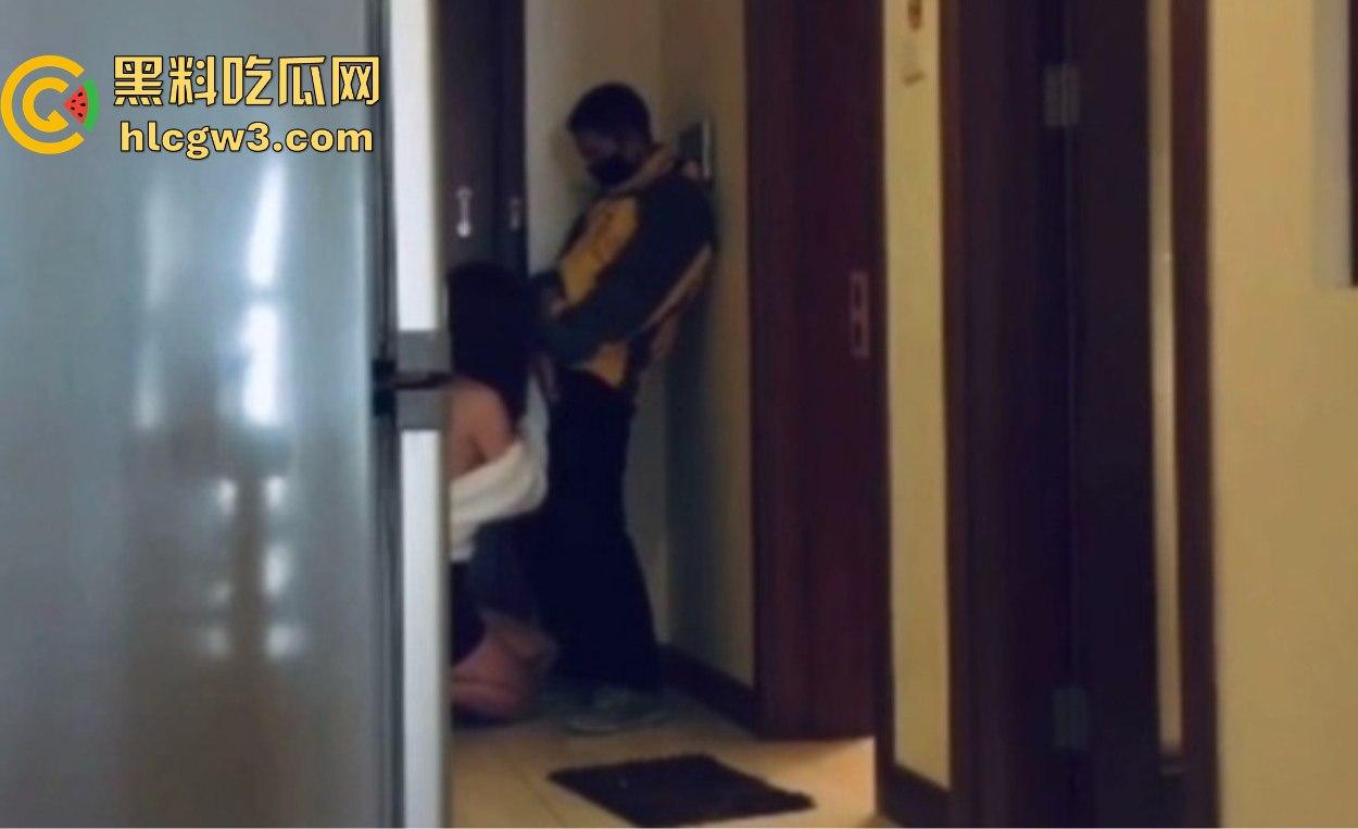 女主播点外卖不为吃饭只为约 饥渴骚逼勾引美团骑手大叔 威胁差评强行打桩 美团骑手宣传片年末升级？-7