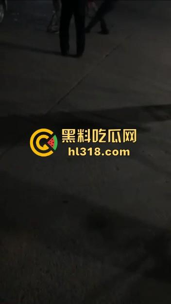 江西樟树精神小伙大火拼！多名男子发生争吵后持刀斗殴，男子被砍到脖子血流一地，真猛啊！-2