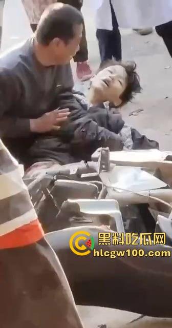 比亚迪秦村路超速强行超车,两名学生当场死亡,老父亲抱着儿子痛苦哀嚎-4