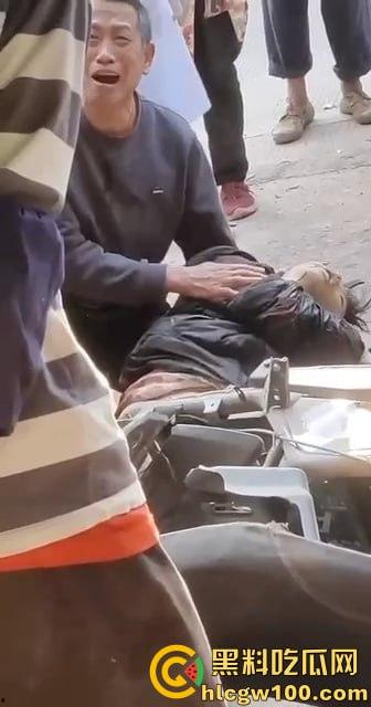 比亚迪秦村路超速强行超车,两名学生当场死亡,老父亲抱着儿子痛苦哀嚎-5