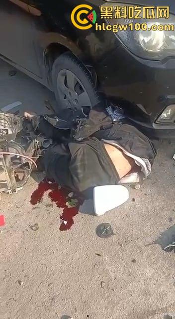 比亚迪秦村路超速强行超车,两名学生当场死亡,老父亲抱着儿子痛苦哀嚎-7