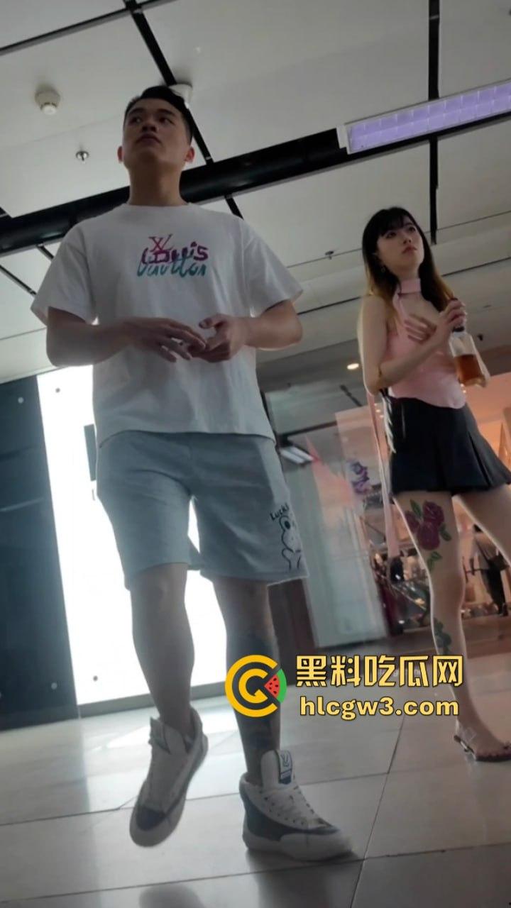 超短裙抄底合集!骚妹超短裤出门不穿安全裤 半拉屁股暴露在外 粉嫩逼缝清晰可见-11